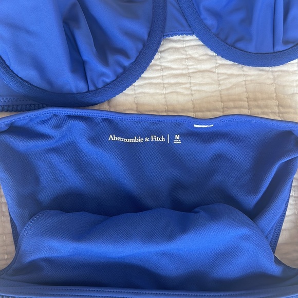 Abercrombie Wide Strap High Apex
Underwire Bikini Top and Mid rise bottoms Blue - Picture 5 of 6